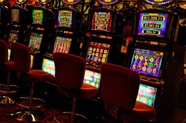 keluaran oregon mobile app interface showing slot games and live casino options